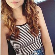 Docente di matematica impartisce lezione di matematica per scuola media